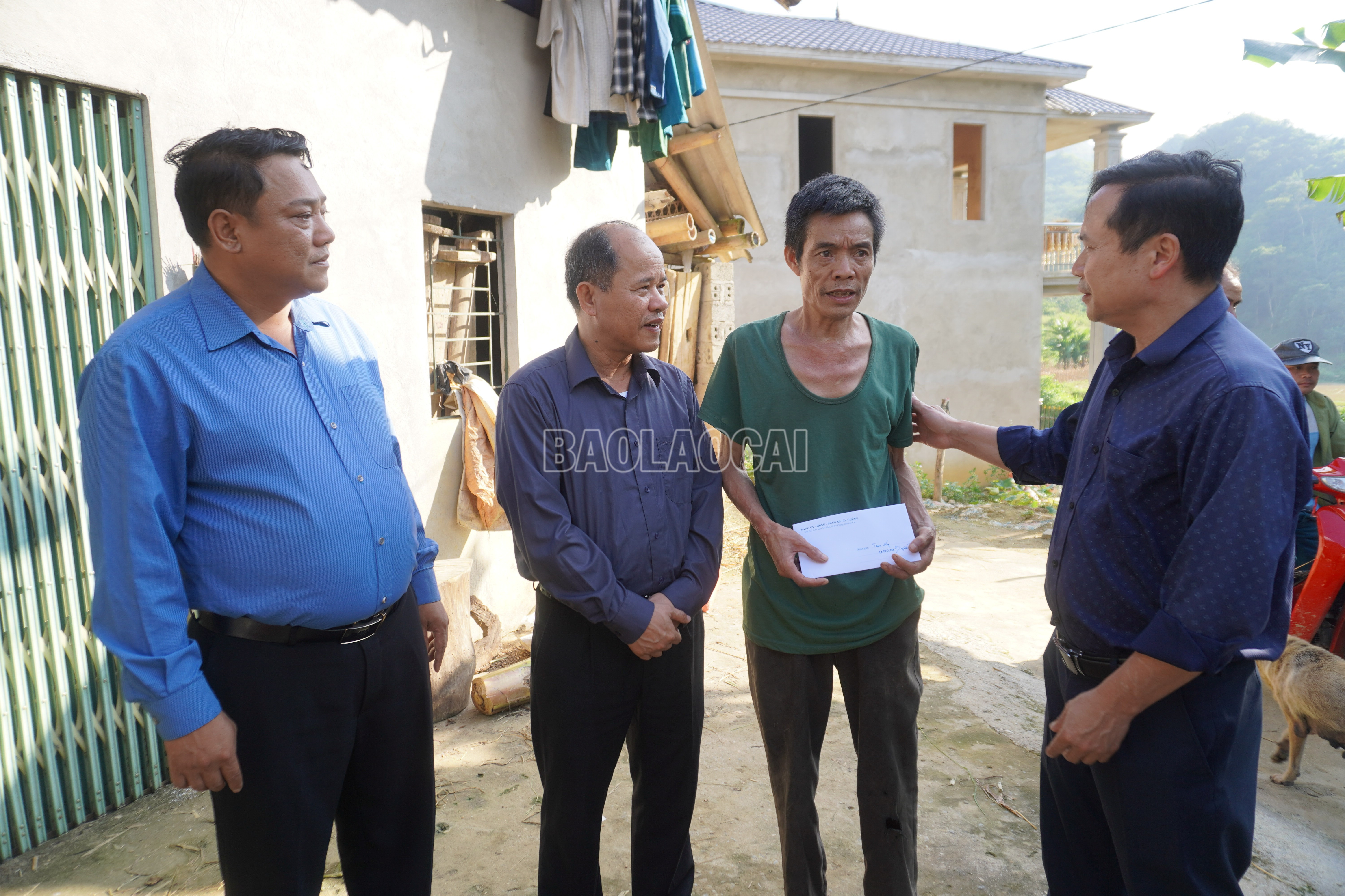 Lãnh đạo xã thăm hỏi, hỗ trợ gia đình nạn nhân. baolaocai-c_dsc07643.jpg