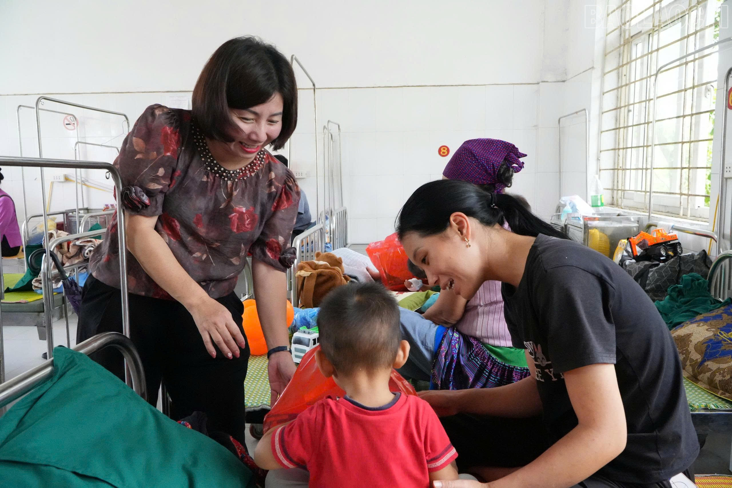 Đàm Thị Hoài An - Phó Chủ tịch UBND xã Bảo Yên tặng quà cho bệnh nhi tại Bệnh viện Đa khoa khu vực Bảo Yên. baolaocai-tr_baoyen.jpg