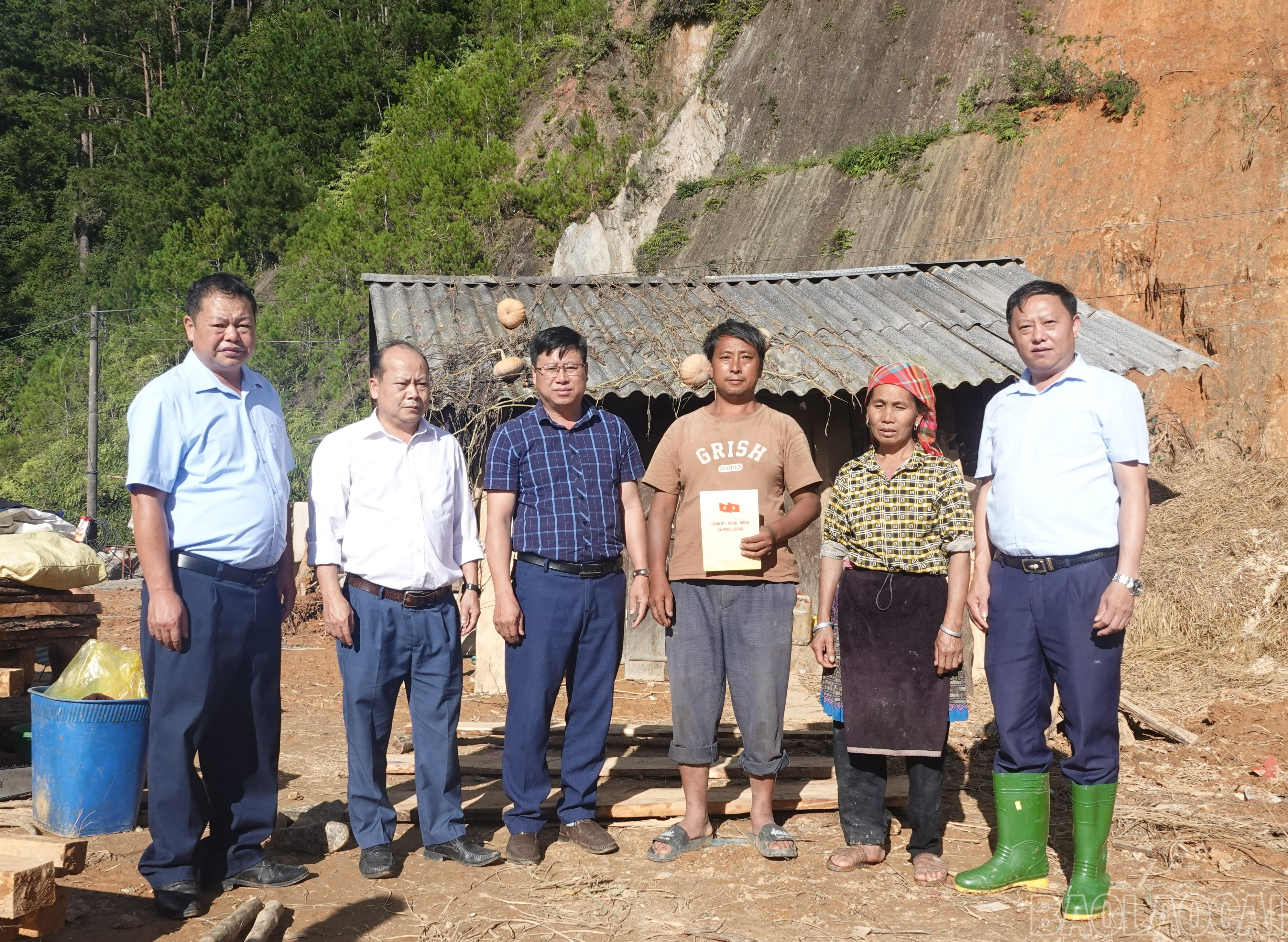 Lãnh đạo xã thăm hỏi, trao quà hỗ trợ các gia đình thôn Nả Háng Tâu. baolaocai-br_pungluong3.jpg