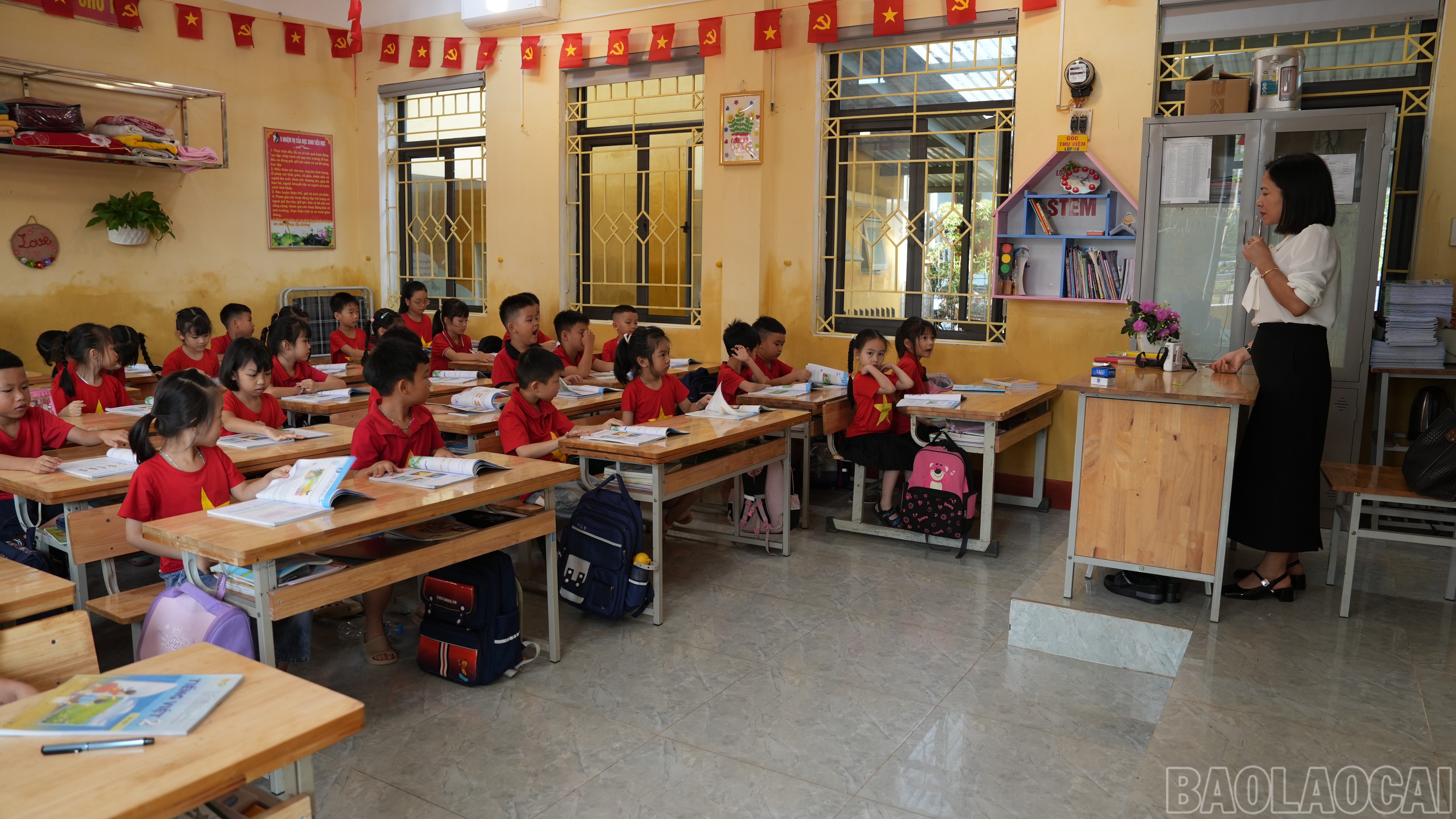Học sinh Trường Tiểu học Nguyễn Thái Học trở lại trường sau thời gian phải nghỉ học vì mưa lũ. baolaocai-br_anh-7.jpg