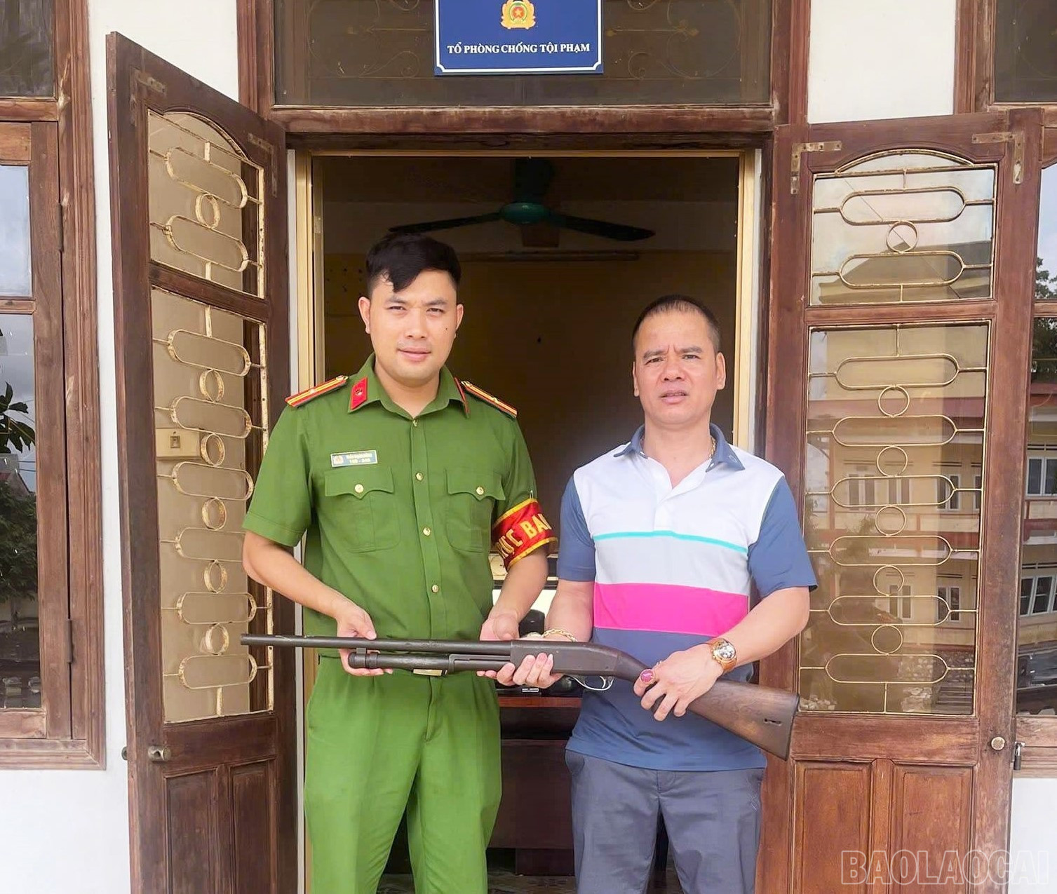 Anh Trịnh Quang Phúc giao nộp vũ khí nhặt được. baolaocai-br_12.jpg