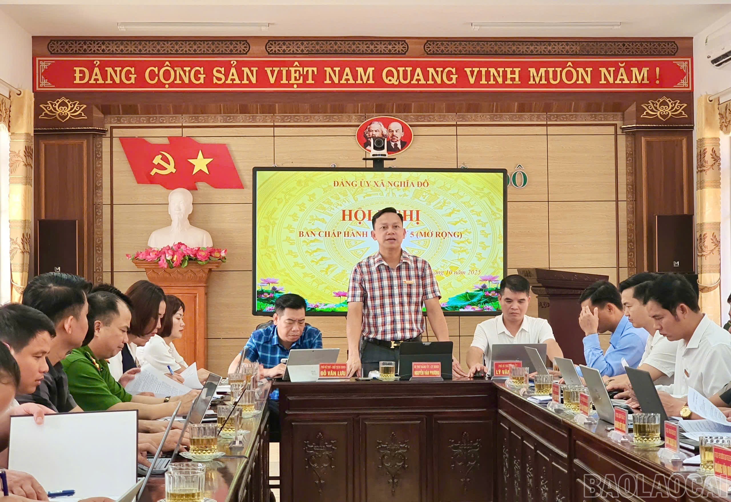 Đồng chí Nguyễn Văn Phương - Bí thư Đảng ủy xã phát biểu kết luận hội nghị. baolaocai-br_nghiado4.jpg