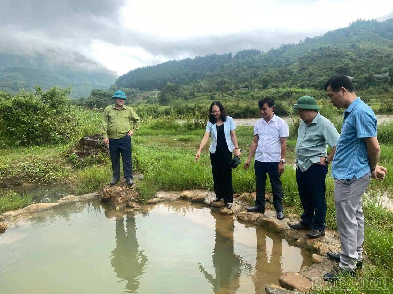 Đoàn công tác của tỉnh thăm mô hình trồng cây mắc ca tại thôn Hải Chấn và kiểm tra suối khoáng nóng tại xã Gia Hội. baolaocai-br_giahoi2-2.jpg