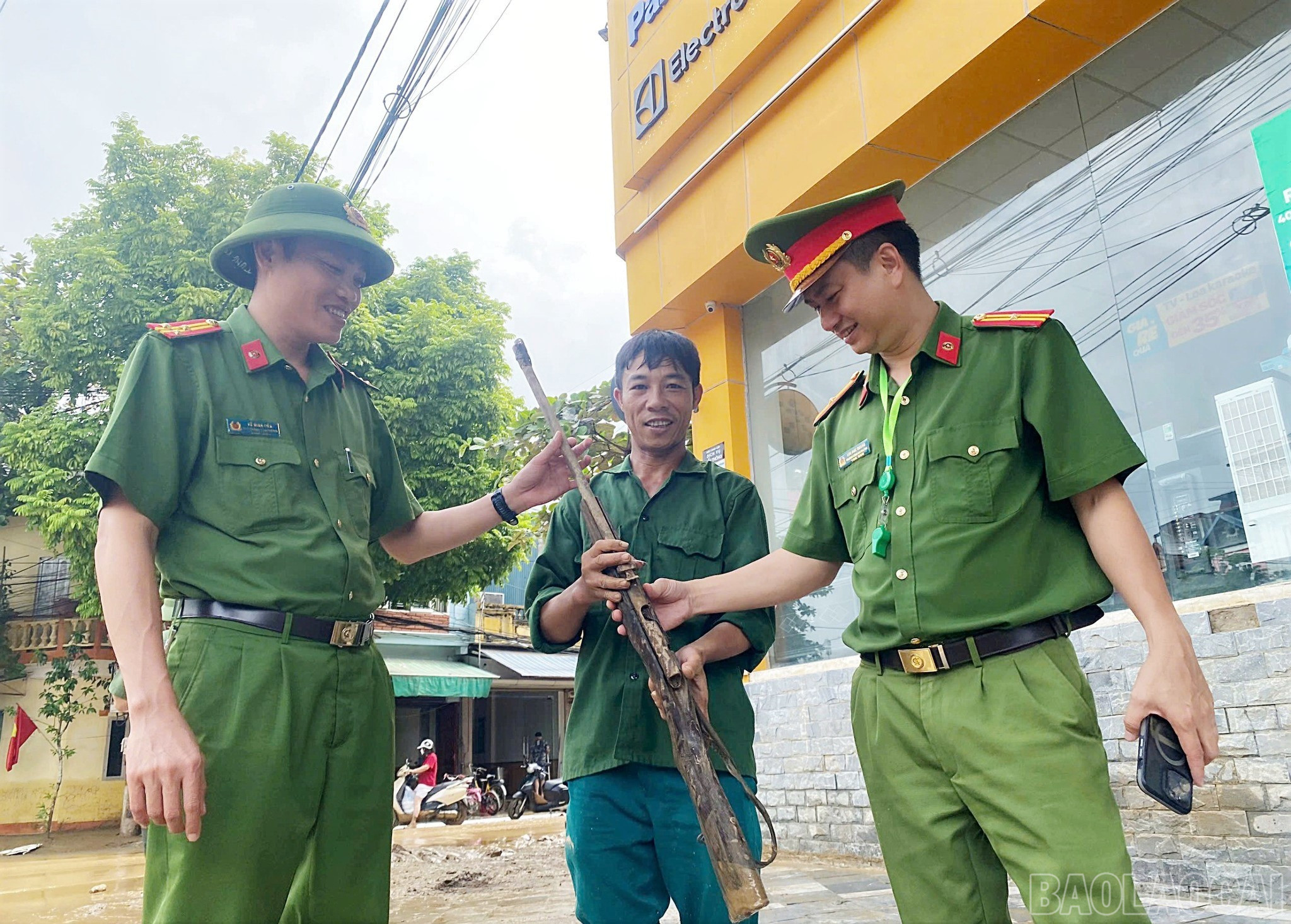 Anh Nguyễn Văn Hiền giao nộp vũ khí nhặt được khi hỗ trợ khắc phục bão số 10 trên đường Trần Hưng Đạo. baolaocai-br_11.jpg