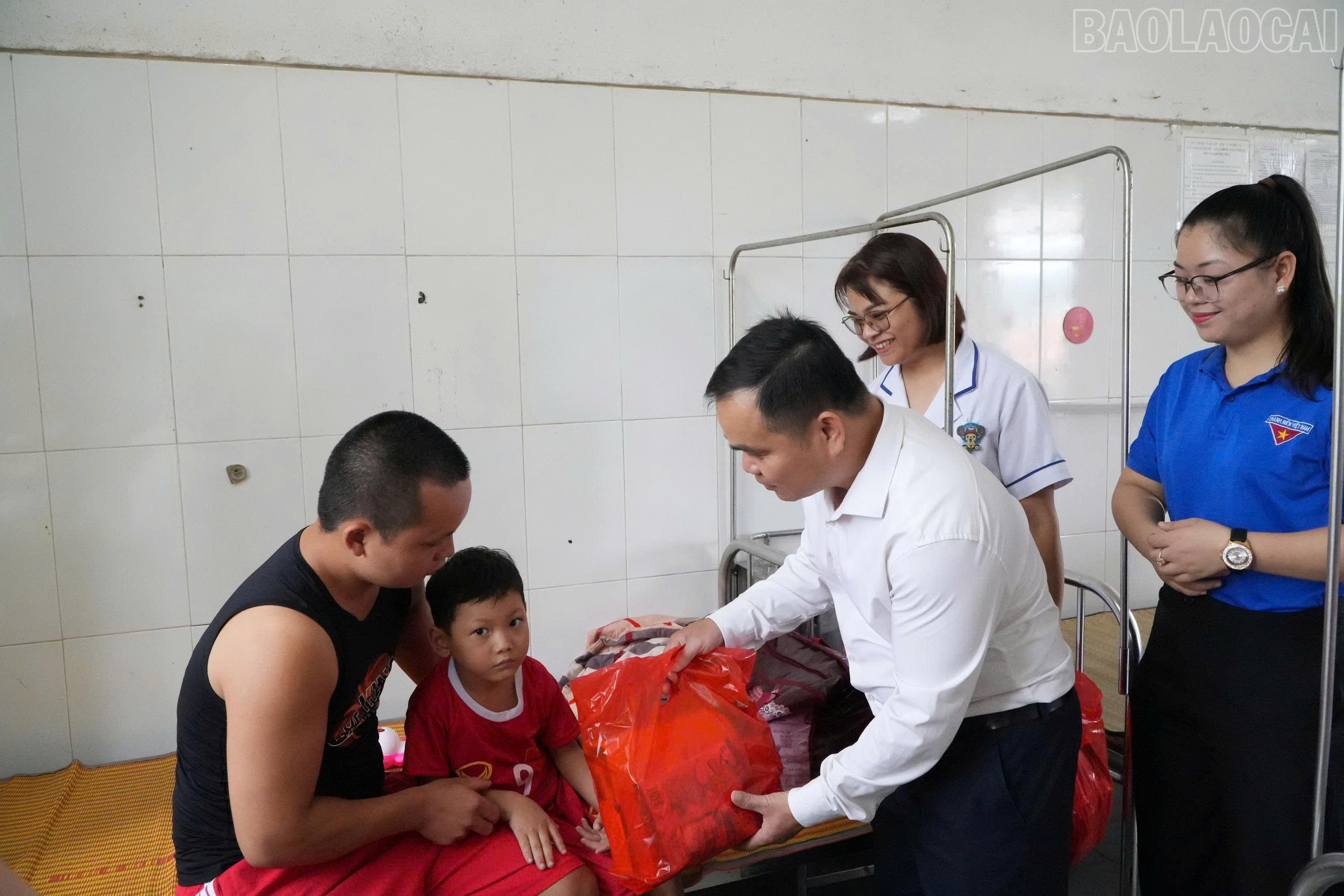 Chủ tịch Ủy ban Mặt trận Tổ quốc Việt Nam xã Bảo Yên tặng quà cho các bệnh nhi. baolaocai-tr_baoyen2.jpg