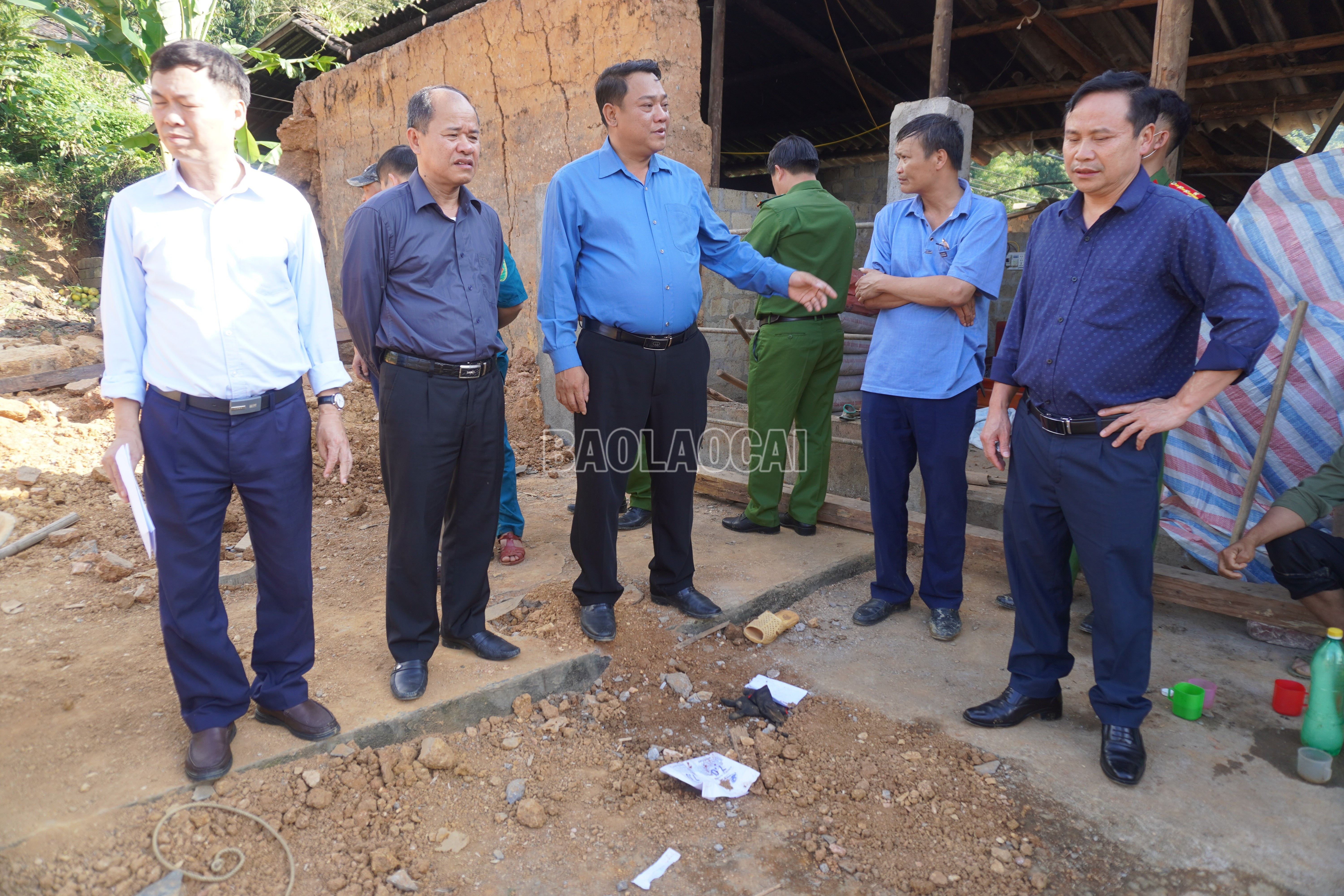 Lãnh đạo và Công an xã Sín Chéng có mặt tại hiện trường ngay khi xảy ra tai nạn. baolaocai-c_dsc07627.jpg