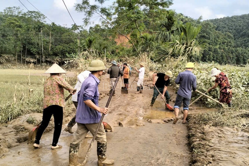 Nhân dân thôn Đào Thịnh 2 dọn dẹp đường sau lũ ngập úng. baolaocai-c_tranyen2.jpg