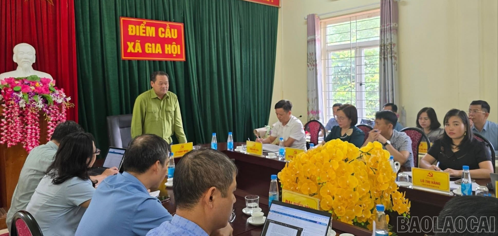 Đồng chí Lý Bình Minh - Tỉnh ủy viên, Phó Chủ tịch HĐND tỉnh phát biểu tại buổi làm việc với xã Gia Hội. baolaocai-br_giahoi1-1423.jpg