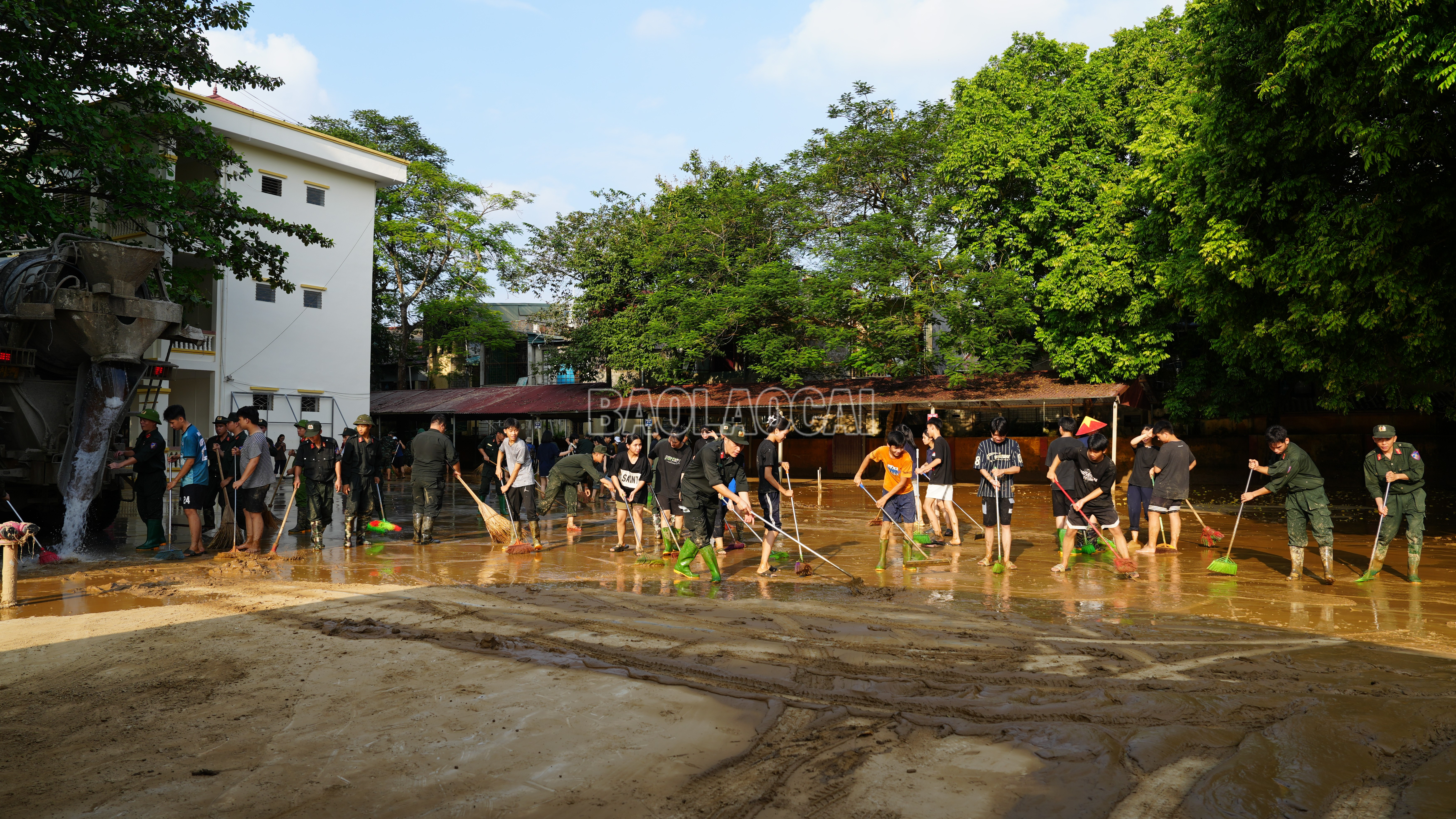 Lực lượng Công an tỉnh Lào Cai đẩy bùn đất, dọn dẹp khuôn viên tại Trường Lý Thường Kiệt. baolaocai-c_anh-1.jpg