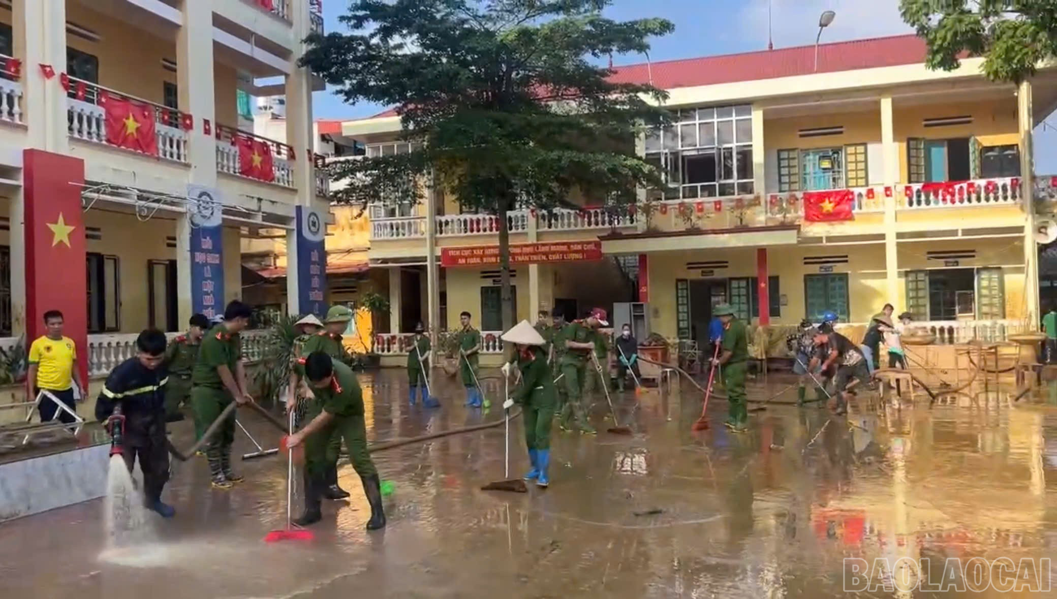 Lực lượng công an hỗ trợ dọn vệ sinh sau lũ tại Trường Tiểu học Hồng Thái và Trường Mầm non Sao Mai. baolaocai-br_anh-9.jpg