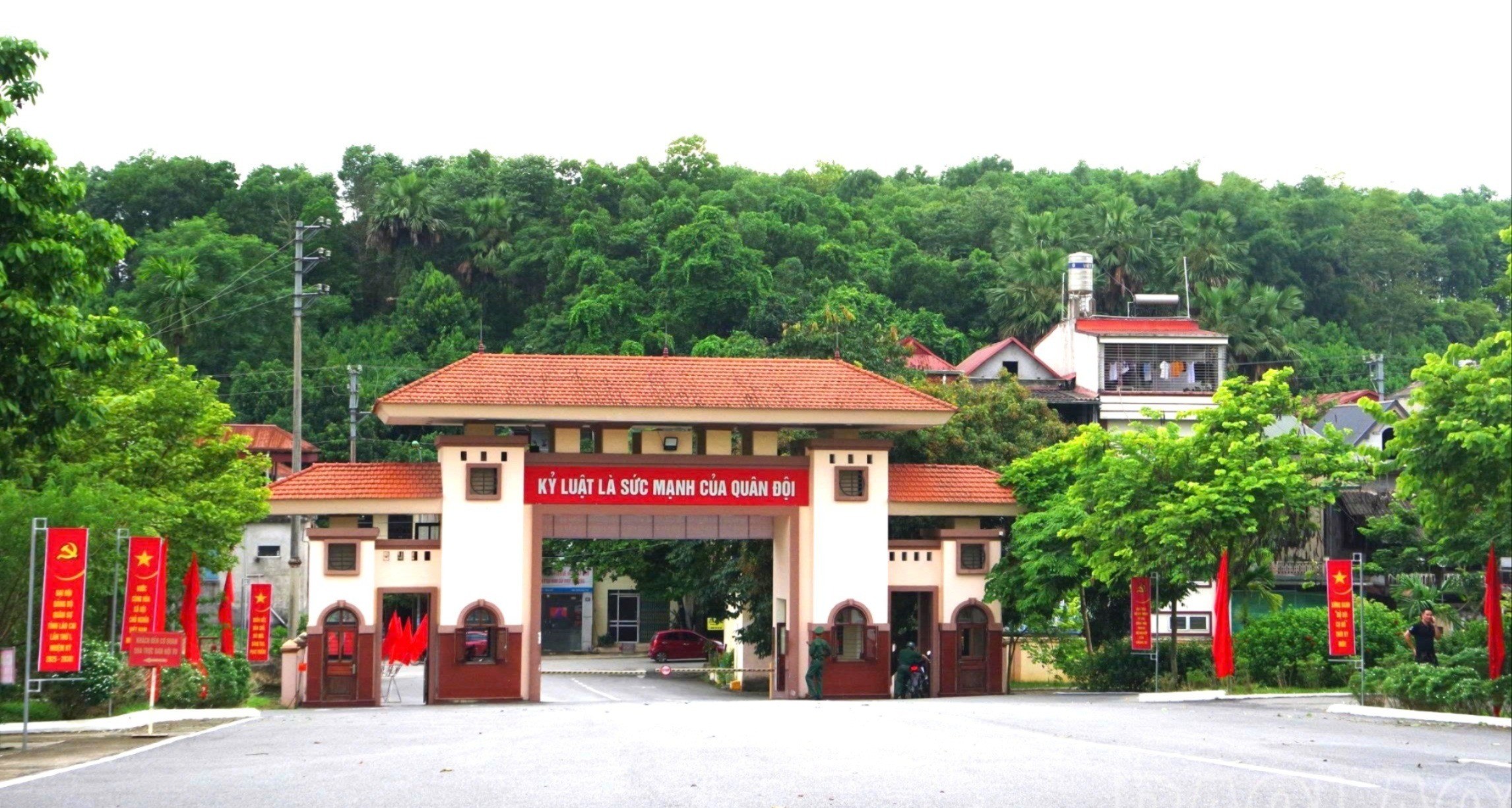 Khuôn viên Bộ CHQS tỉnh Lào Cai rực rỡ cờ, hoa. 1-5937-8243.jpg