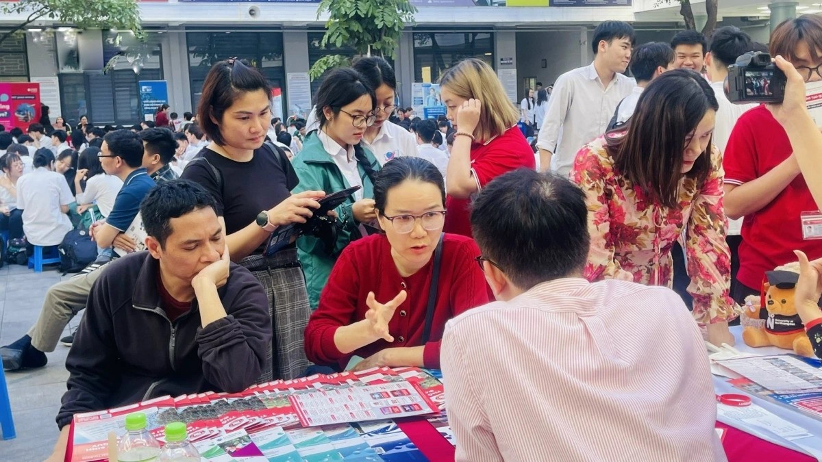 Nhiều học sinh ví 344 tổ hợp như “mê hồn trận” - nhiều lối rẽ nhưng thiếu chỉ dẫn, thiếu thông tin. giaoduc-2473.jpg