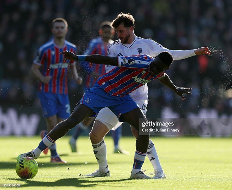MU (áo trắng) gặp nhiều khó khăn trước Crystal Palace.