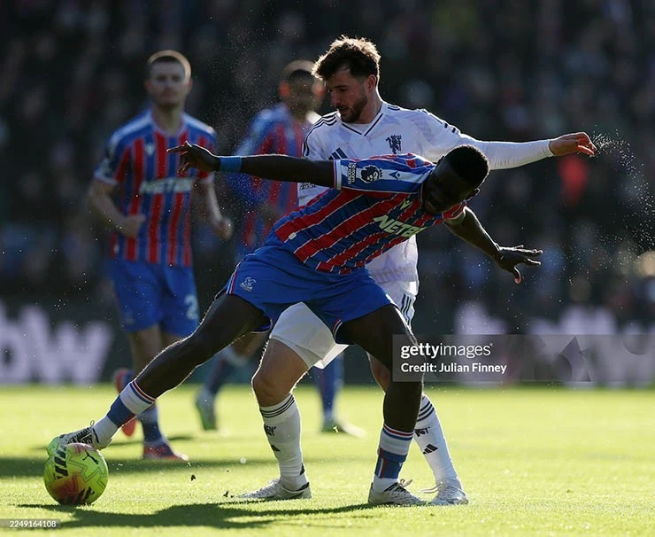 MU (áo trắng) gặp nhiều khó khăn trước Crystal Palace.