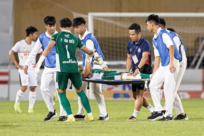 Văn Biểu động viên đồng đội khi vào sân. Văn Biểu động viên đồng đội khi vào sân.