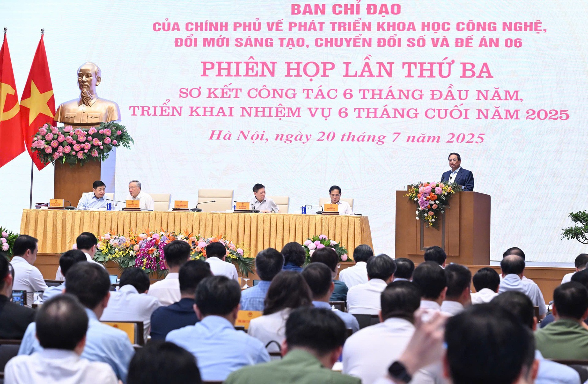 Thủ tướng: Các bộ, ngành, địa phương triển khai đào tạo, nâng cao năng lực chuyển đổi số cho cán bộ, công chức, viên chức và người dân. pmc2.jpg