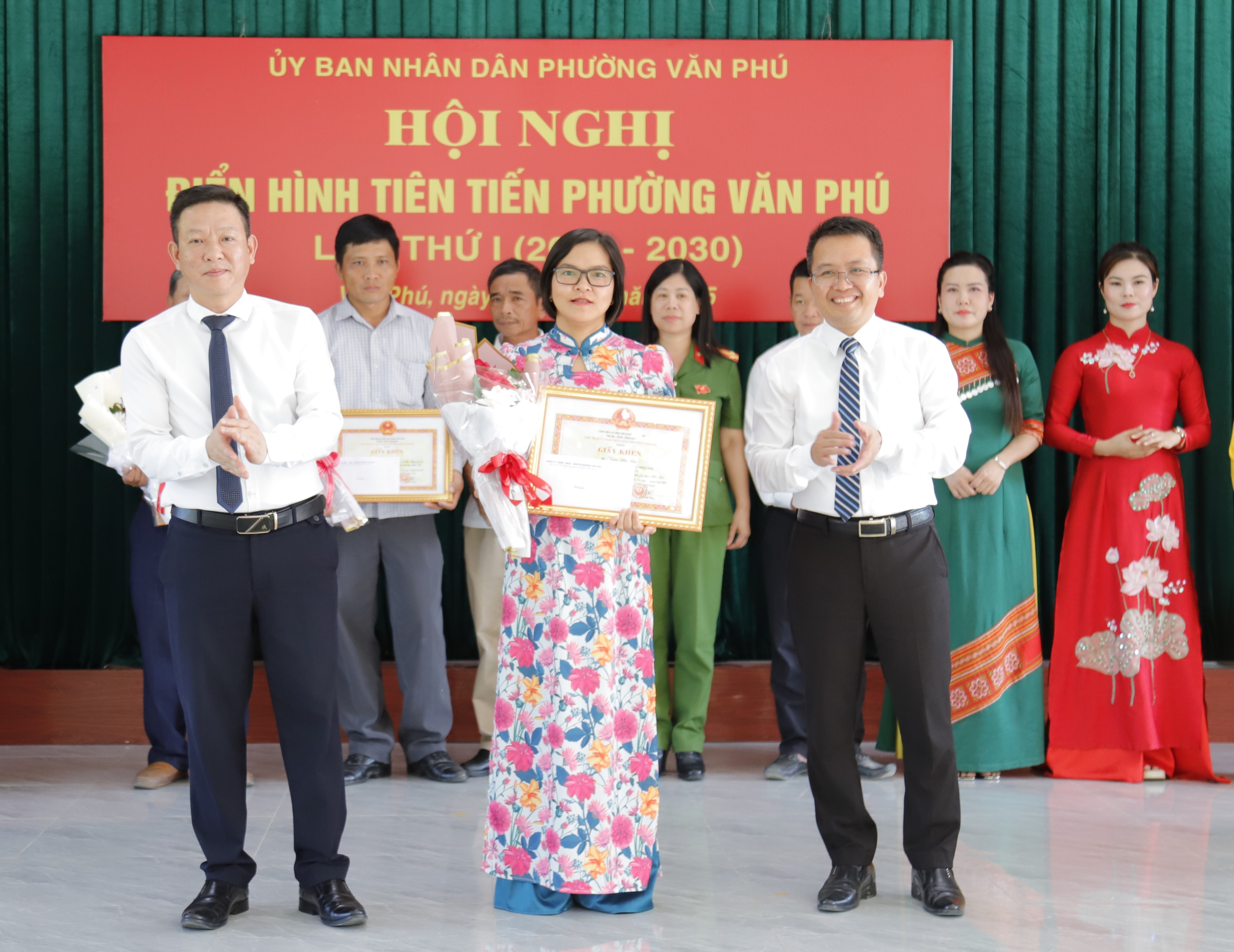 Các cá nhân có thành tích xuất sắc được biểu dương. 3.jpg
