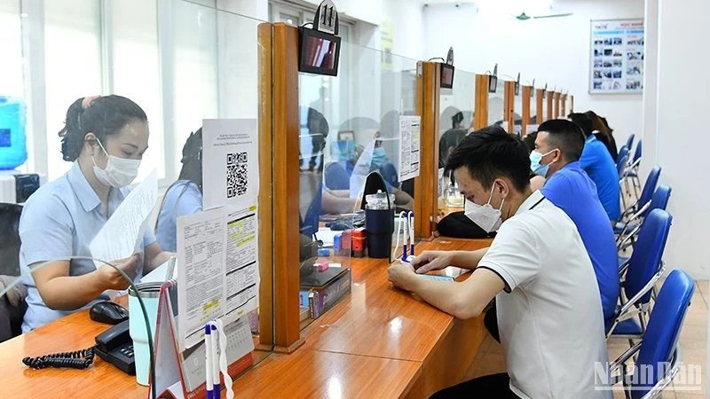 Lao động tìm hiểu thông tin về bảo hiểm thất nghiệp tại Trung tâm Dịch vụ việc làm Hà Nội. vieclam.jpg