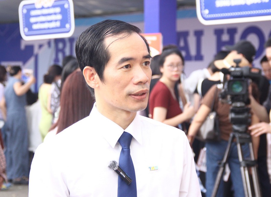 Ông Nguyễn Quang Trung - Phó Trưởng phòng Truyền thông - tuyển sinh (Trường ĐH Thương mại). Ông Nguyễn Quang Trung - Phó Trưởng phòng Truyền thông - tuyển sinh (Trường ĐH Thương mại).