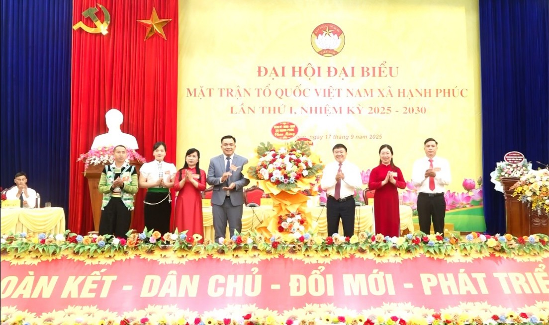 Đồng chí Giàng A Tông - Ủy viên Ban Thường vụ Tỉnh ủy, Bí thư Đảng ủy, Chủ tịch HĐND xã cùng lãnh đạo xã tặng hoa chúc mừng Đại hội. tanghoa-7214.jpg
