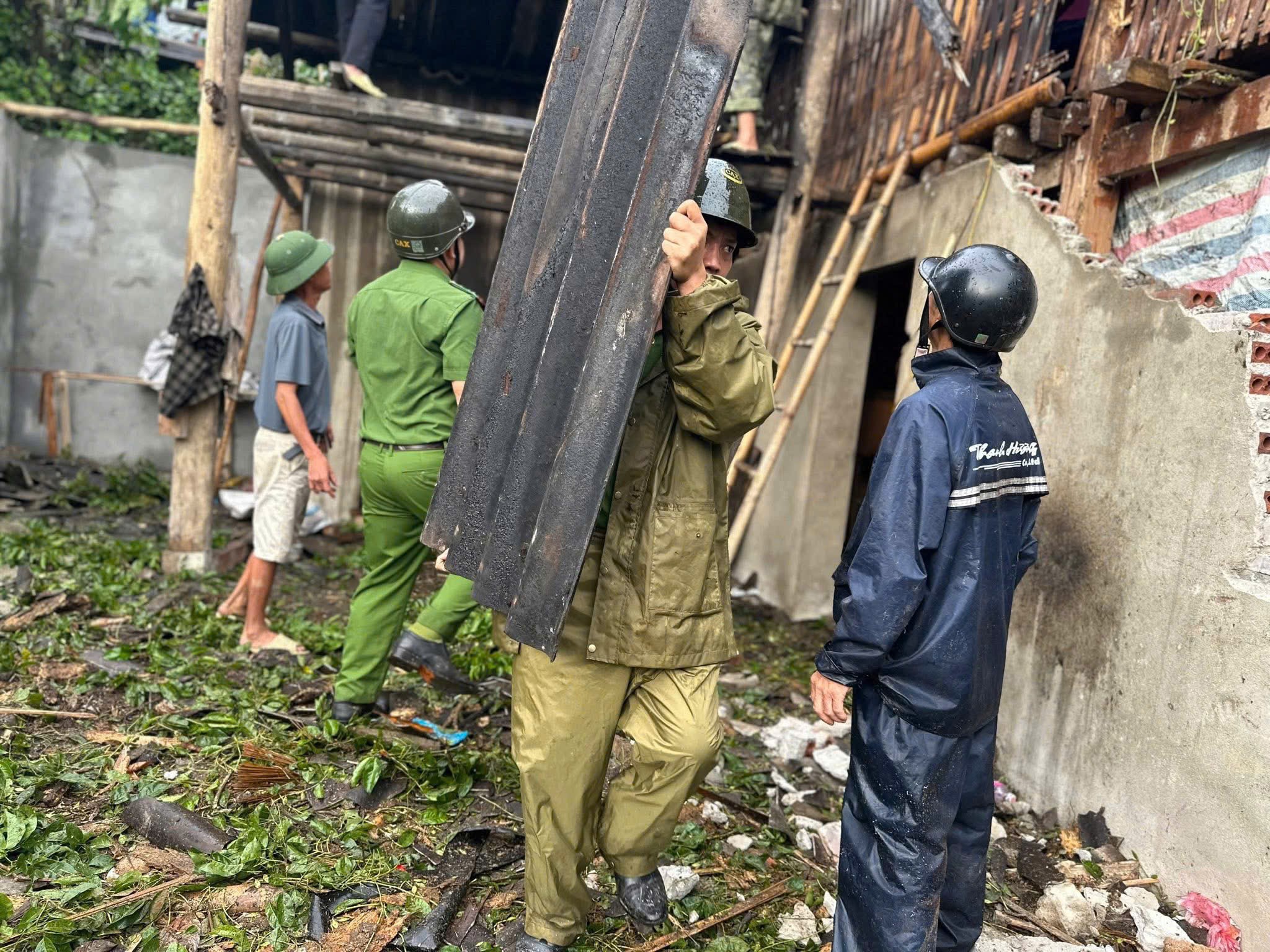 Công an xã Mường Bo cùng lực lượng chức năng thu dọn hiện trường, hỗ trợ gia đình khắc phục hậu quả. 24-8congangiupdan2.jpg