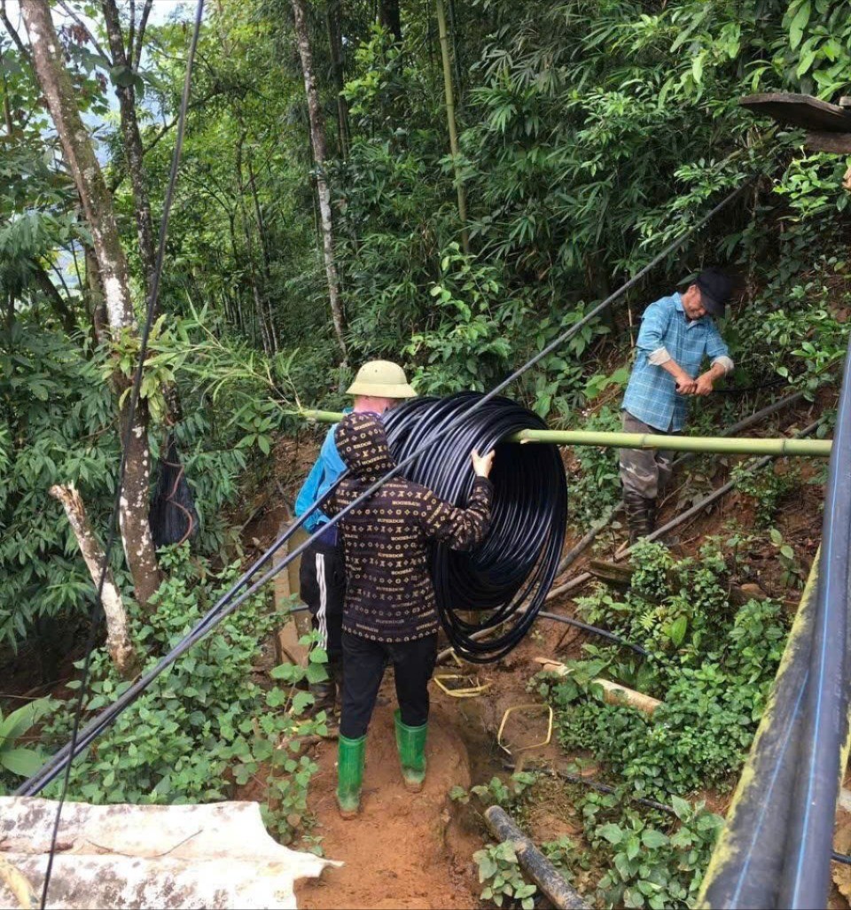 mac-du-gap-nhieu-kho-khan-do-dia-hinh-nhung-nho-su-phoi-hop-cua-nha-truong-quan-va-dan-sau-02-ngay-duong-nuoc-da-duoc-keo-ve-voi-diem-truong-5841.jpg