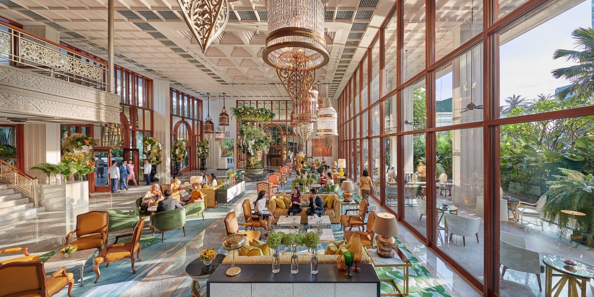 Khách sạn sang trọng bậc nhất Bangkok, tọa lạc tại vị trí đắc địa bên bờ sông Chao Phraya, đã chào đón hoàng gia Thái Lan, các huyền thoại văn học và diễn viên Hollywood trong gần 150 năm - nhưng tất cả du khách đều được đối xử như những ngôi sao tại đây.