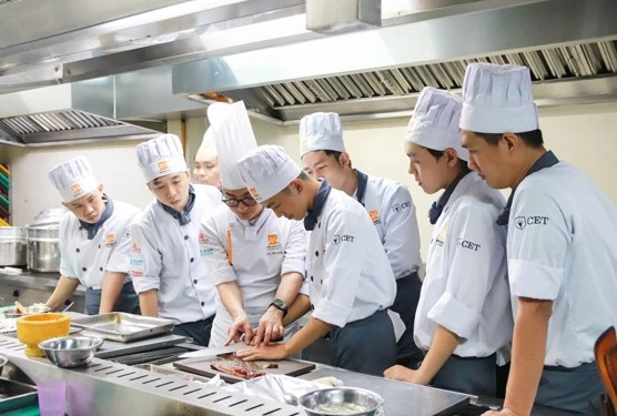 Các lớp kỹ thuật chế biến món ăn của Cơ sở hướng nghiệp Á - Âu thu hút khá lao động vì đáp ứng đúng nhu cầu.