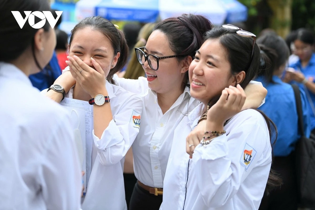 Các em được làm thủ tục nhập học trực tuyến ở trường ngay mà không cần xác nhận trên hệ thống của Bộ.
