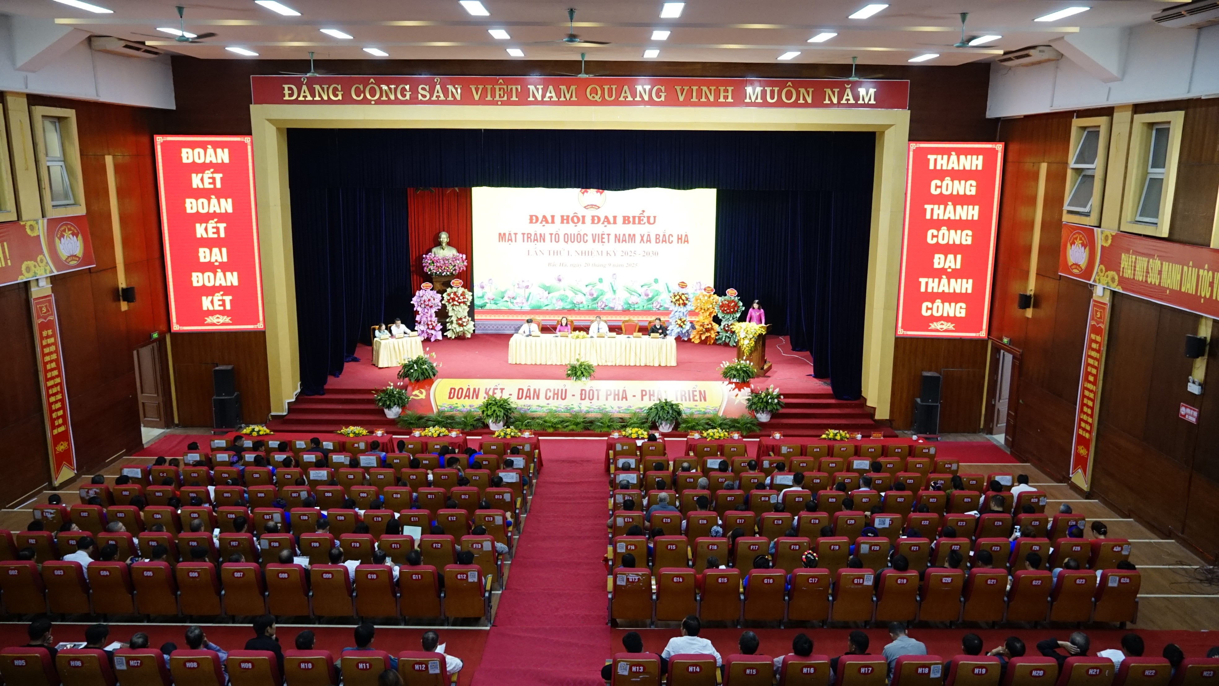 Quang cảnh đại hội. quangcanh.jpg