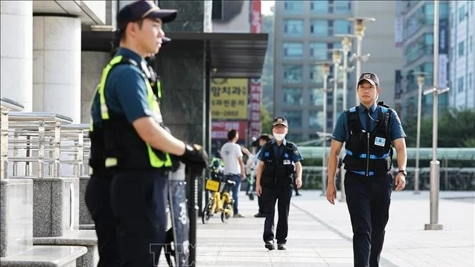 Cảnh sát tuần tra tại ga tàu điện ngầm Seohyeon, phía Nam Thủ đô Seoul, Hàn Quốc. hq.jpg