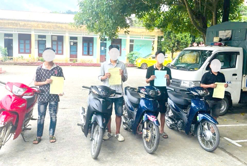 4 thanh niên bị xử phạt đến 24,5 triệu đồng và tạm giữ phương tiện. anh-2-4-thanh-nien-bi-xu-phat-den-245-trieu-dong-va-tam-giu-phuong-tien.jpg