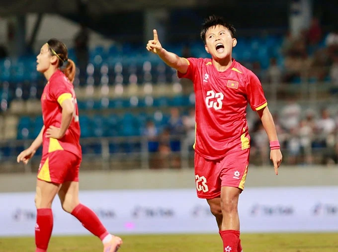 Bích Thuỳ bị tước bàn thắng đầy oan uổng.