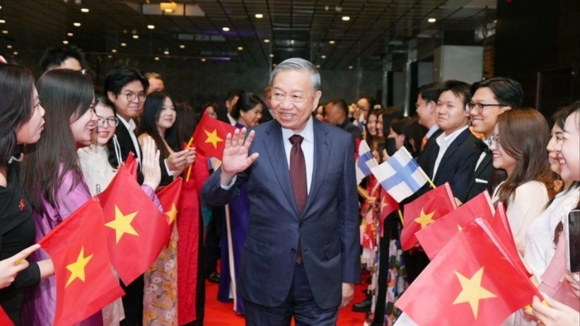 Cán bộ, nhân viên Đại sứ quán và cộng đồng người Việt Nam tại Phần Lan đón Tổng Bí thư Tô Lâm và Phu nhân. tolam-9524.jpg