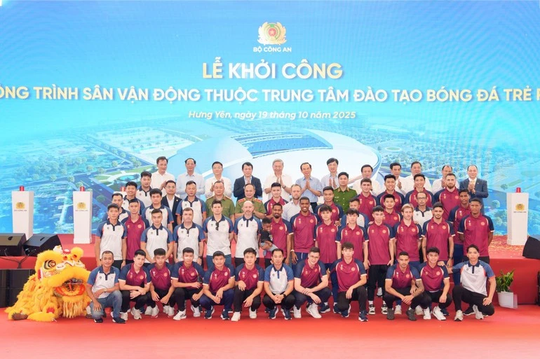 Tổng Bí thư Tô Lâm và các đồng chí lãnh đạo Đảng, Nhà nước chụp ảnh lưu niệm với các thành viên Trung tâm Đào tạo bóng đá trẻ PVF.