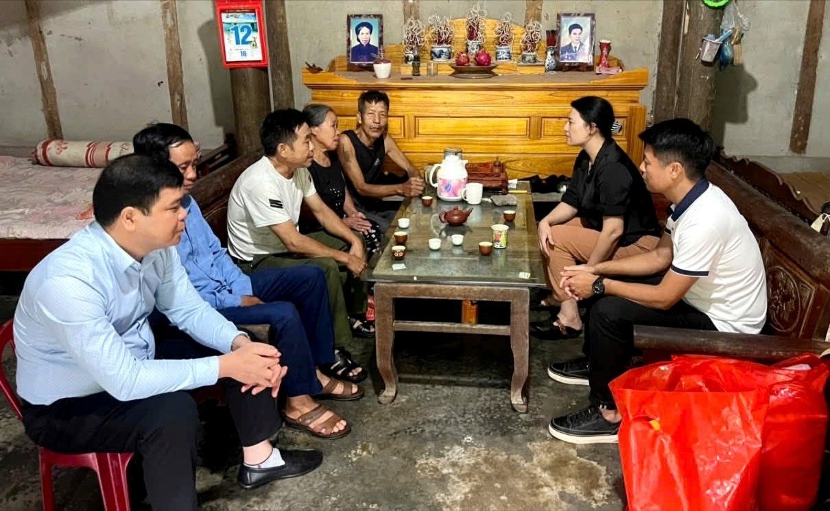 Thăm, tặng quà hộ gia đình có hoàn cảnh khó khăn. 13-7laocai-4065.jpg