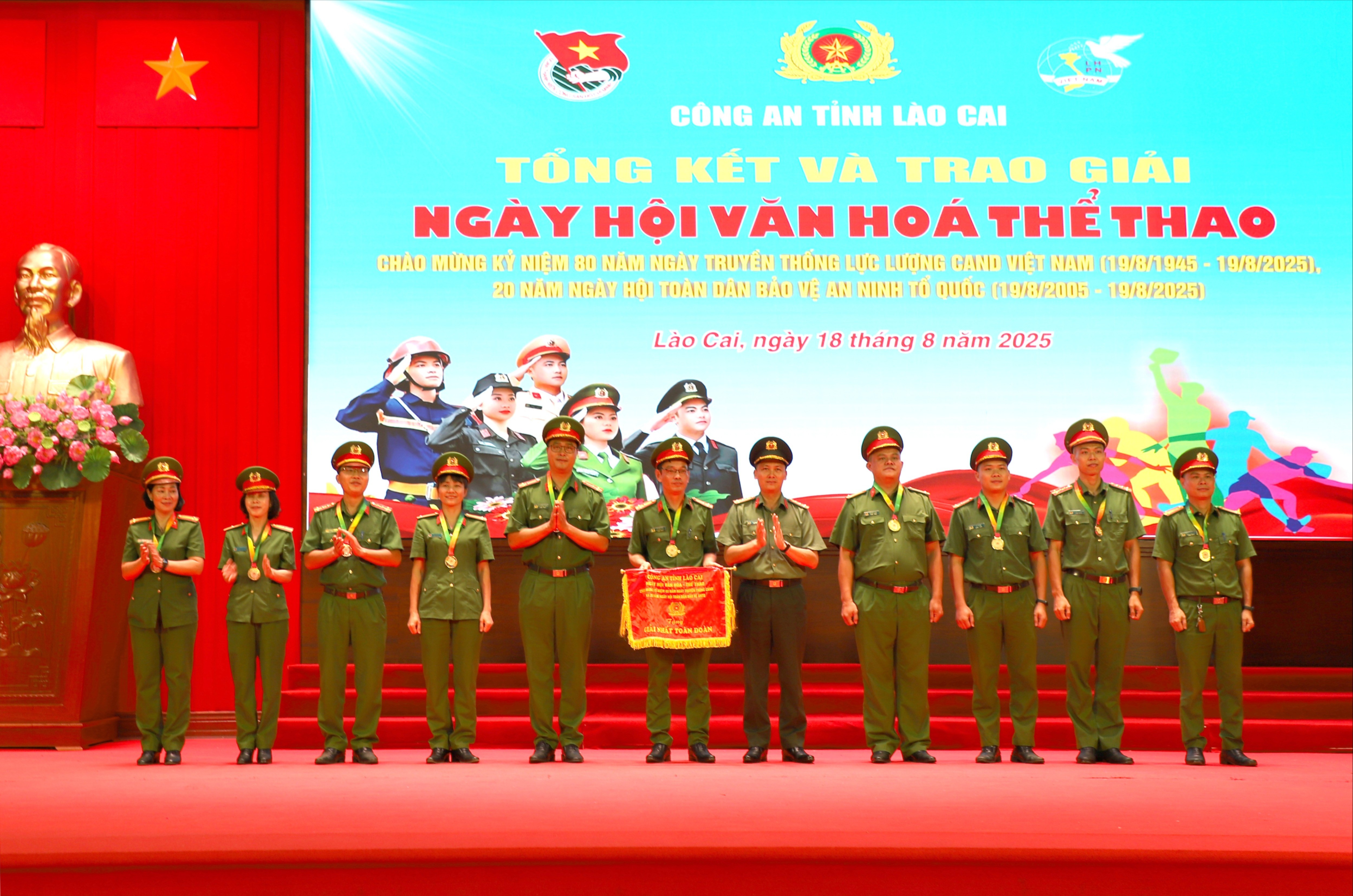 Ban Tổ chức trao giải Nhất toàn đoàn cho Phòng Cảnh sát QLHC về TTXH, Công an tỉnh. anh14-1414.jpg