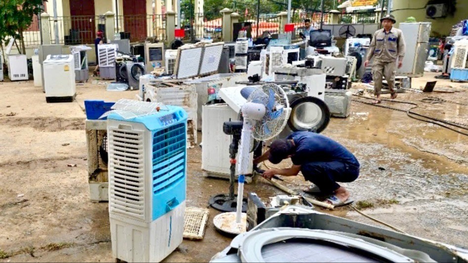 Các thành viên trong đoàn giúp sửa chữa thiết bị điện tử, điện lạnh bị ngập nước. f7d12d63ba8633d86a9732.jpg