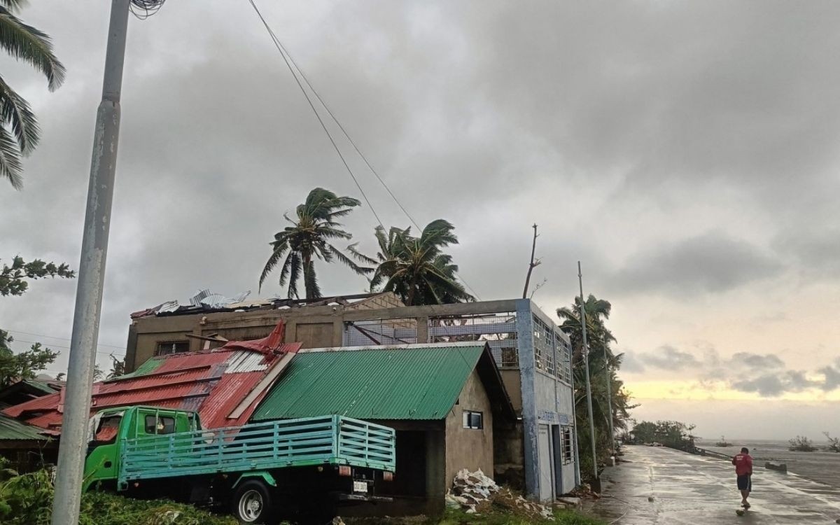Bão Bualoi quét qua thành phố Masbate, vùng Bicol, Philippines ngày 26/9. Bão Bualoi quét qua thành phố Masbate, vùng Bicol, Philippines ngày 26/9.