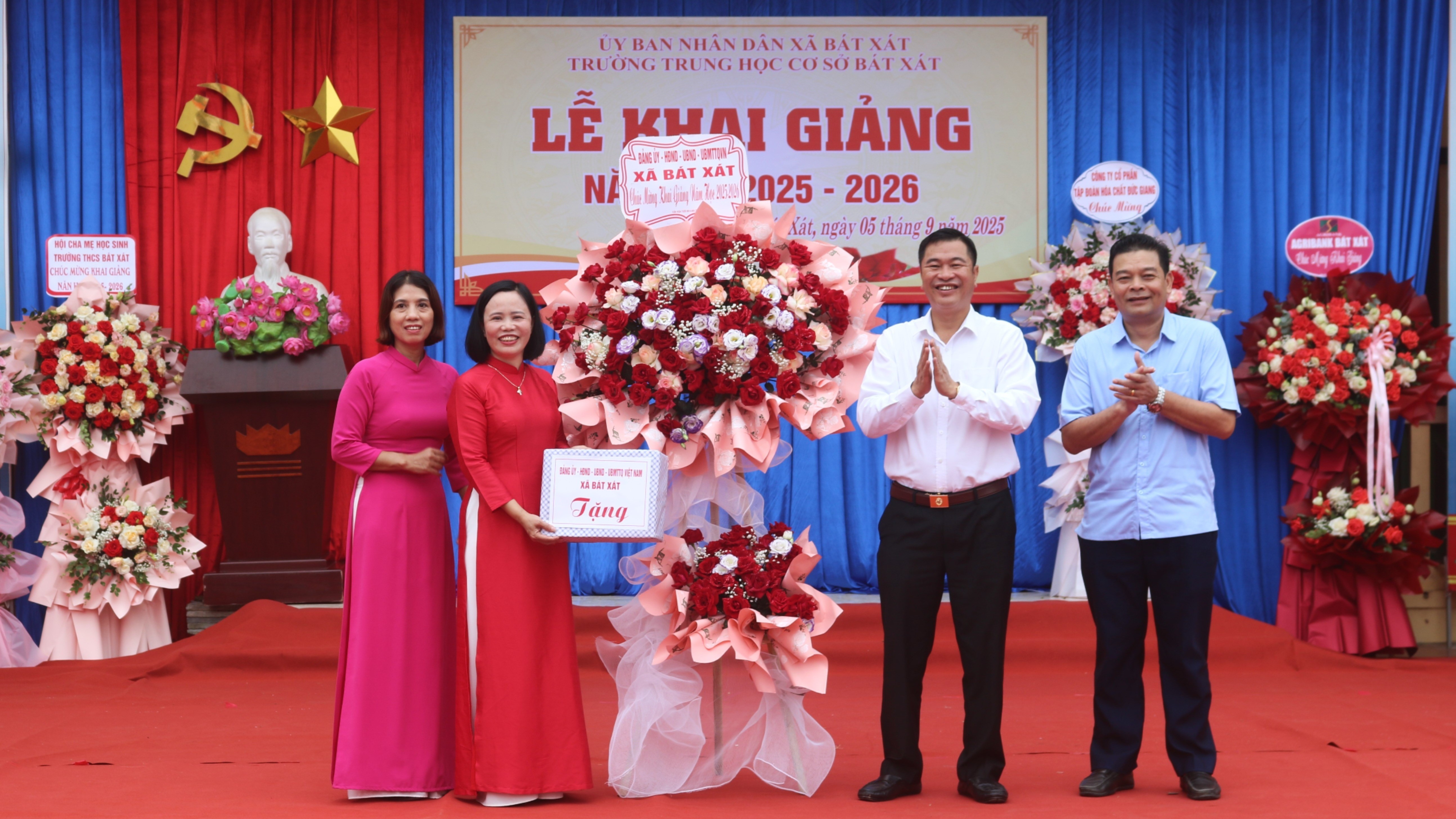 Lãnh đạo xã và các cơ quan chúc mừng Trường THCS Bát Xát nhân dịp khai giảng năm học mới. Lãnh đạo xã và các cơ quan chúc mừng Trường THCS Bát Xát nhân dịp khai giảng năm học mới.