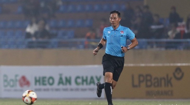 Trọng tài Trần Đình Thịnh trong thời gian làm nhiệm vụ tại V-League. base64-1754238177046880171902-3638.jpg