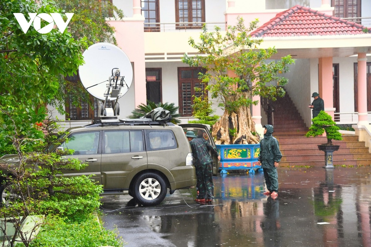 Bộ đội thông tin đảm bảo liên lạc trong mưa lũ.