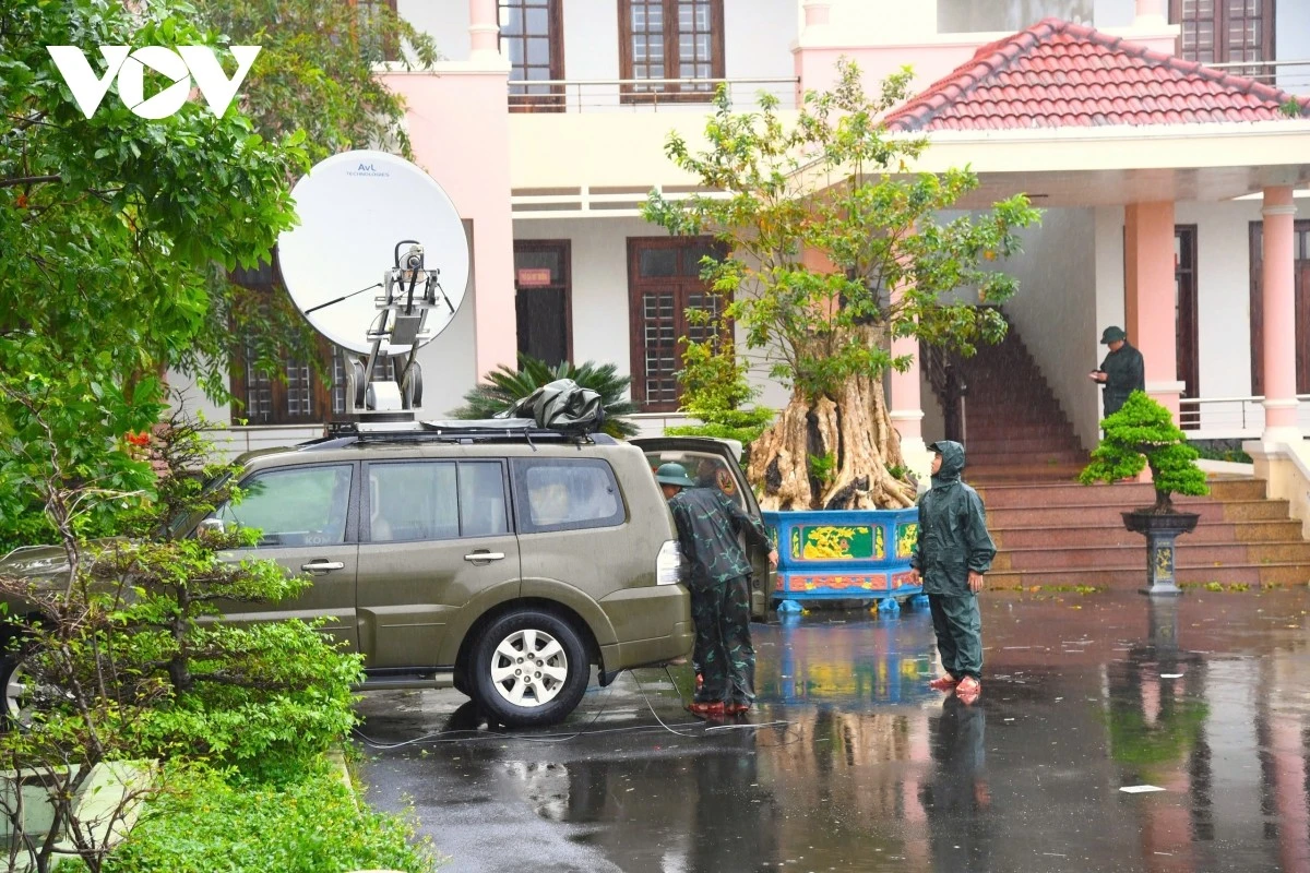 Bộ đội thông tin đảm bảo liên lạc trong mưa lũ.