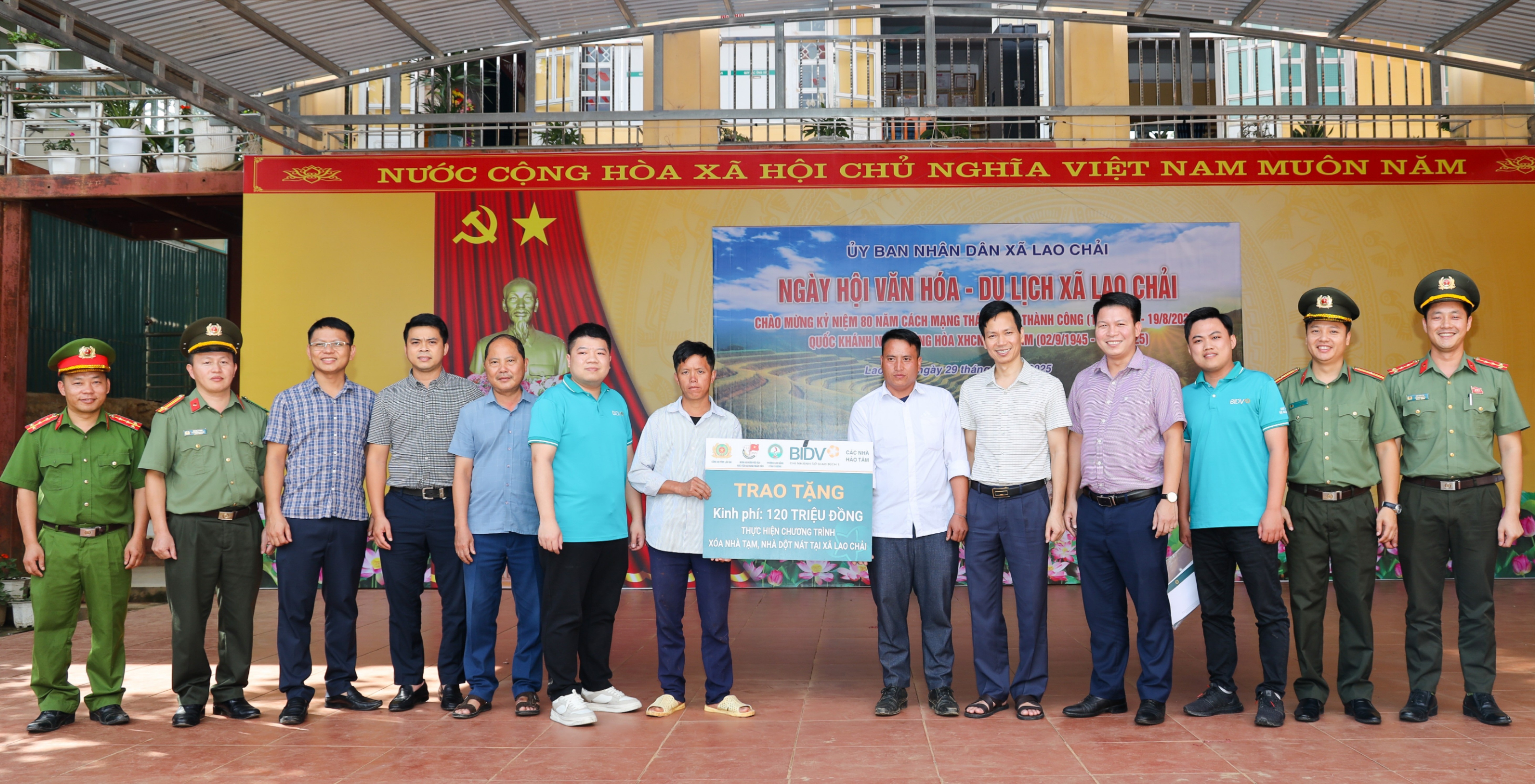 Đoàn công tác trao kinh phí hỗ trợ xoá nhà tạm, nhà dột nát cho 2 hộ gia đình tại xã Lao Chải. hinh-3-5384.jpg