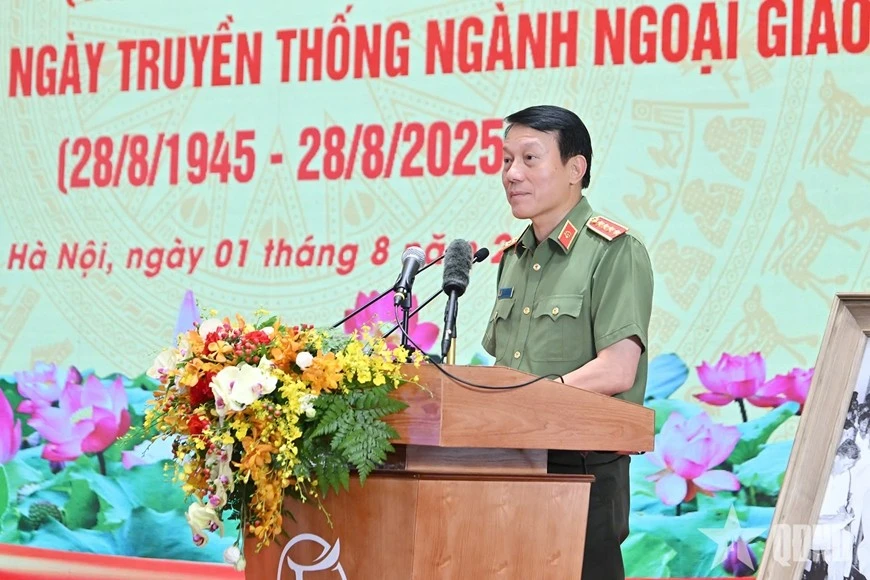 Đại tướng Lương Tam Quang phát biểu tại buổi gặp mặt.