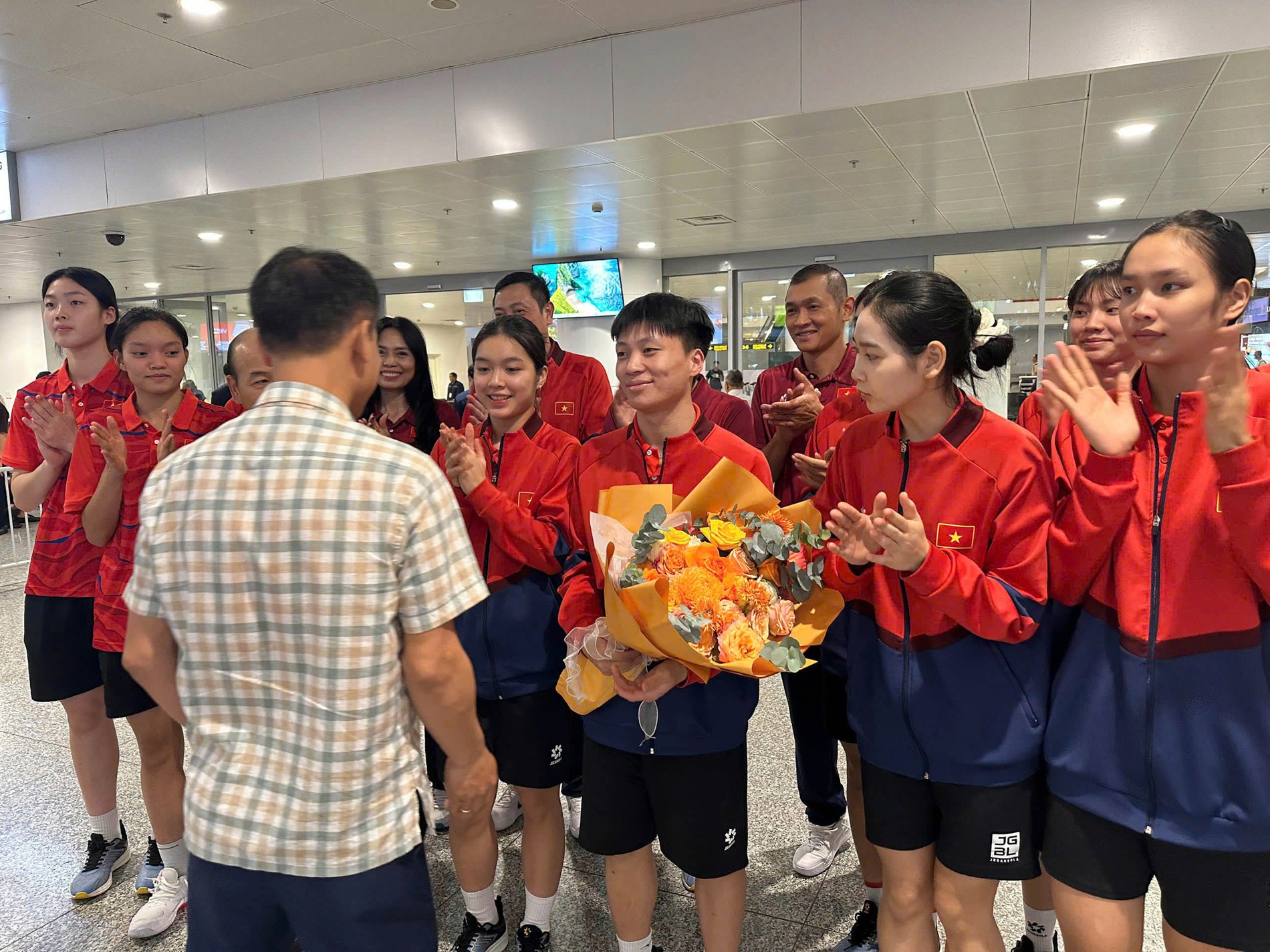 Ông Lê Trí Trường chào đón, chúc mừng U21 Việt Nam về nước. u21-bong-chuyen-viet-nam-2-2776.jpg