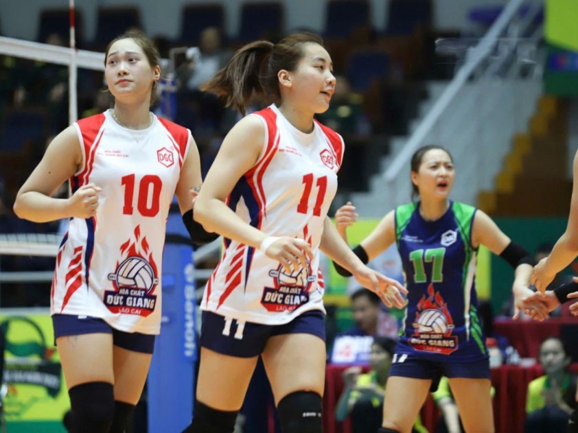 Hoàng Hồng Hạnh (số 11) - làn gió mới ở đợt triệu tập lần này của tuyển bóng chuyền nữ Việt Nam. bongchuyen.jpg