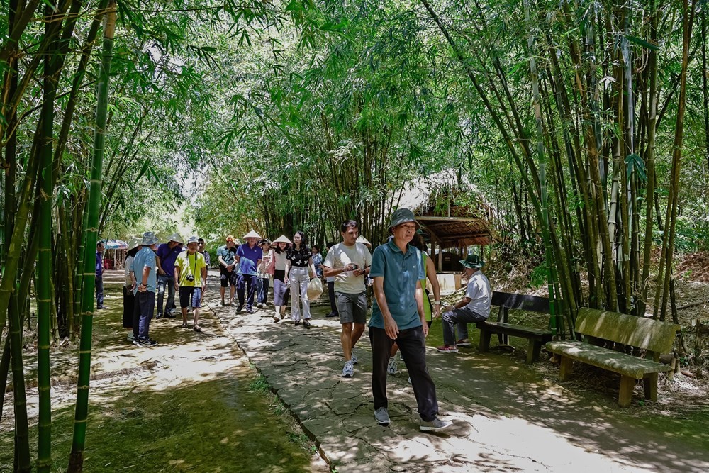 Du khách tham quan Địa đạo Vịnh Mốc. Du khách tham quan Địa đạo Vịnh Mốc.