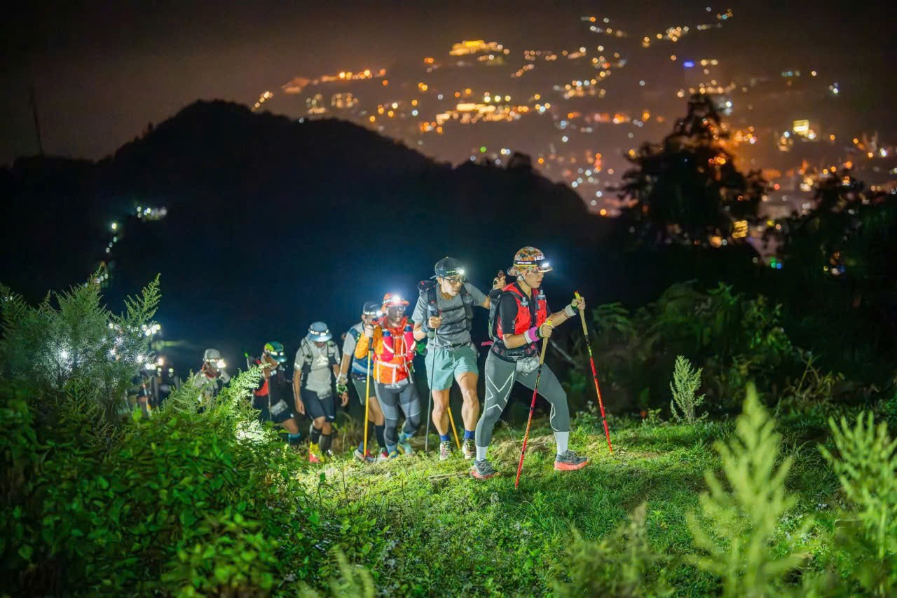 Các vận động viên tranh tài ở cự ly 100 km trong khung cảnh Sa Pa về đêm. Các vận động viên tranh tài ở cự ly 100 km trong khung cảnh Sa Pa về đêm.