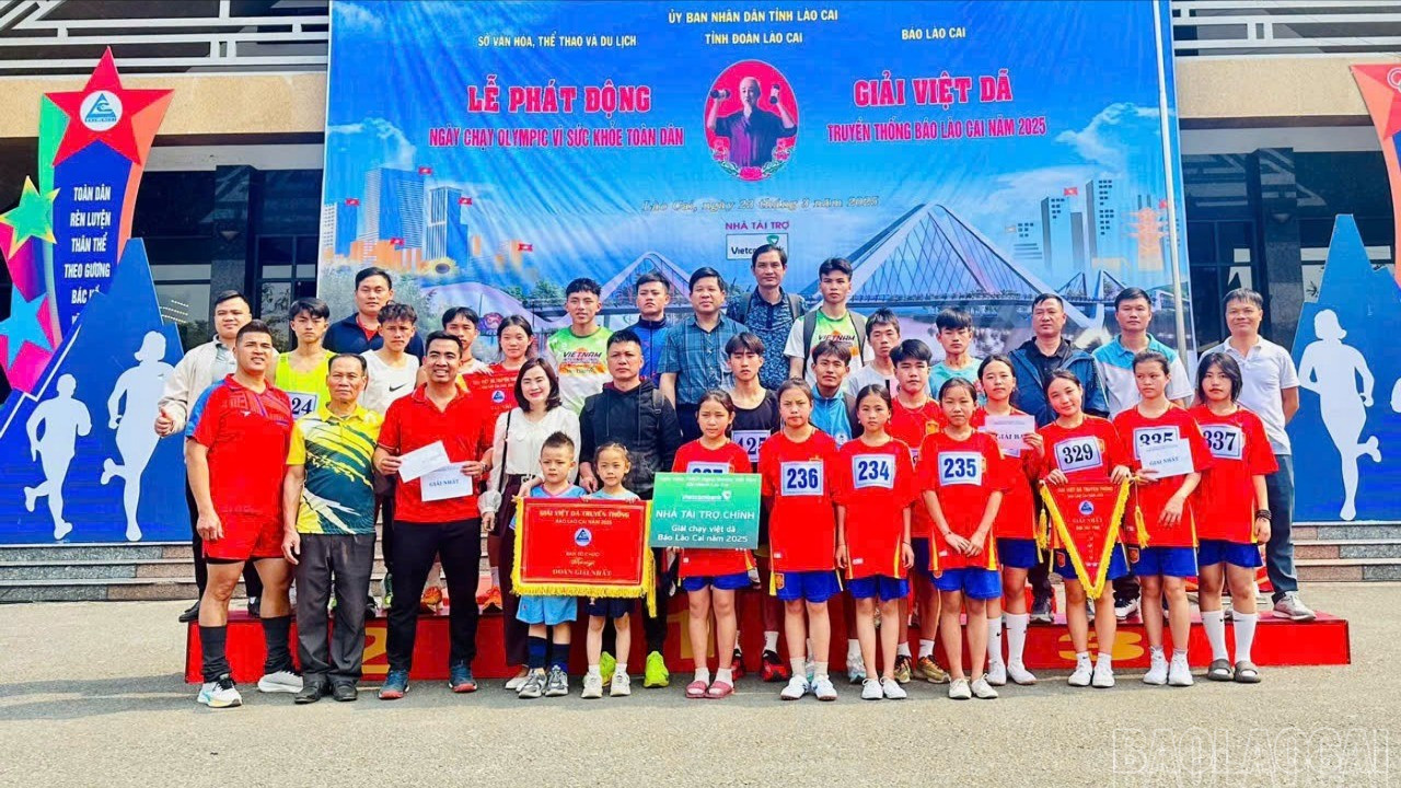 Thầy Nguyễn Đăng Hưng hướng dẫn đội tuyển học sinh Trường Phổ thông Dân tộc Nội trú THCS và THPT Mường Khương luyện tập, đạt nhiều thành tích cao tại các giải việt dã. baolaocai-br-5-1780-2177.jpg